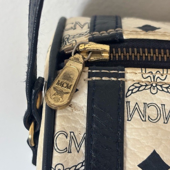 MCM White and Navy Logo Shoulder Bag - Picture 3 of 9